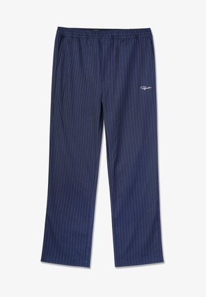 Pantaloni bleumarin cu dungi albe, talie elastică, croială dreaptă și buzunare laterale. Prezintă un logo brodat în față.
