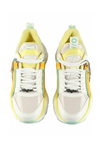 Fehér fényes bőr felsőrészű Buffalo tornacipő, sárga kiemelésekkel, zöld részletekkel és egy különleges cipzáras megoldással. Textúrázott szövet bélés.