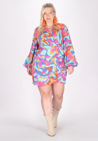 Rochie înfășurată colorată dintr-un material ușor, având modele abstracte îndrăznețe în nuanțe de roz, albastru, portocaliu și galben. Mâneci lungi cu manșete ajustate.