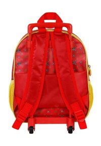 Mochila con ruedas con tela de malla roja, acentos amarillos y patrón de calaveras. Cuenta con correas ajustables y ruedas para un transporte fácil.
