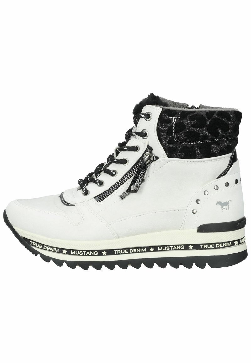 Baskets montantes blanches avec un col en fourrure noire texturée, des accents en argent, une fermeture éclair à l'avant et une semelle en caoutchouc noire avec le logo "TRUE DENIM".