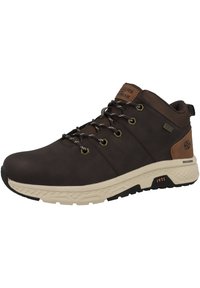Botas de senderismo marrones con un upper de cuero texturizado, suela crema en contraste, ojales de metal y acentos marrones. Diseño con cordones.