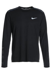 Schwarzes Langarm-Sportshirt aus leichtem Material, mit einem kleinen weißen Nike-Logo auf der Brust und dem Schriftzug "JUST" auf den Ärmeln.