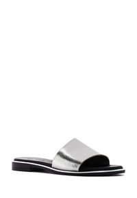 Metalen zilveren slippertjes met een gespleten bovenkant, platte zwarte zool en een gestructureerde afwerking. Het open teenontwerp bevat minimale hardware en strakke lijnen.