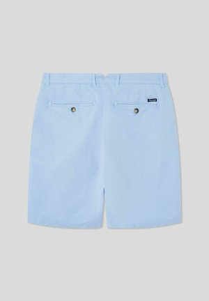 Hellblaue Shorts aus Baumwolle mit glatter Textur. Sie haben eine flache Vorderseite, zwei Gesäßtaschen mit Knopfverschluss und Gürtelschlaufen.