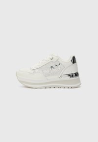 Hvide sneakers med mesh og læder materialer, metal accenter og en tykk, tekstureret sål. Har logo og detaljeret syning.
