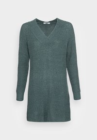 Pull en tricot à manches longues, col en V, de couleur bleu sarcelle foncé. Présente un motif texturé et des poignets côtelés. Tissu léger.