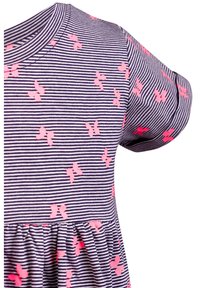 Raidallinen mekko, jossa on vaaleanpunaisia perhoskuvioita, lyhyillä hihoilla ja kootulla helmalla. Materiaali näyttää pehmeältä ja sileältä.