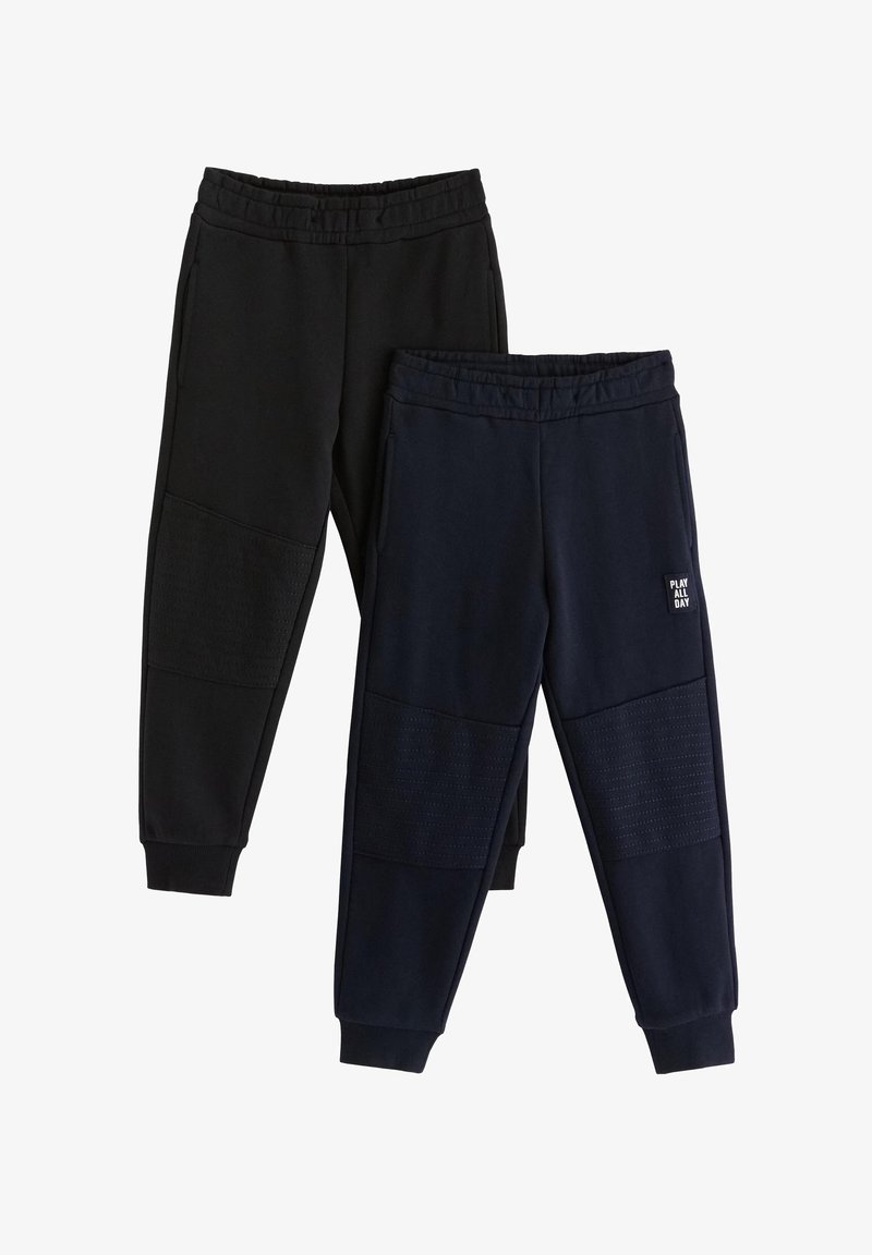 Δύο ζευγάρια αθλητικών παντελονιών: ένα μαύρο, ένα σκούρο μπλε. Και τα δύο διαθέτουν ελαστικές ζώνες μέσης, ριμπ μανσέτες και υφασμάτινες επενδύσεις στα γόνατα.