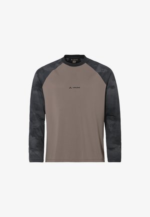 Camicia a maniche lunghe con corpo marrone e maniche nere a fantasia. Presenta un collo rotondo e un logo al centro. Realizzata in materiale testurizzato.