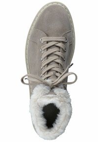 Sneaker grigio in suede con punte rotonde, collare in pelliccia sintetica testurizzata e lacci piatti, dotato di occhielli argentati e dettagli cuciti lungo la suola.