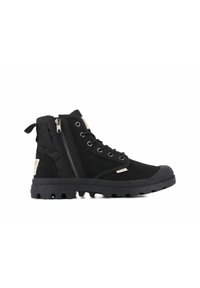 Botas negras de media altura, hechas de un tejido texturizado con una suela de goma resistente. Incluye cierre con cremallera y detalles metálicos.