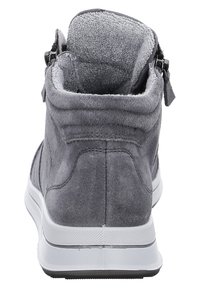 Graue Wildleder-Stiefeletten mit gepolstertem Schaft, Reißverschluss und weißer Gummisohle. Mit glatter Textur und minimalistischem Design.