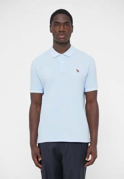 Lichtblauw poloshirt van gestructureerde stof, met een drieknops sluiting en een klein meerkleurig logo op de linkerborst.