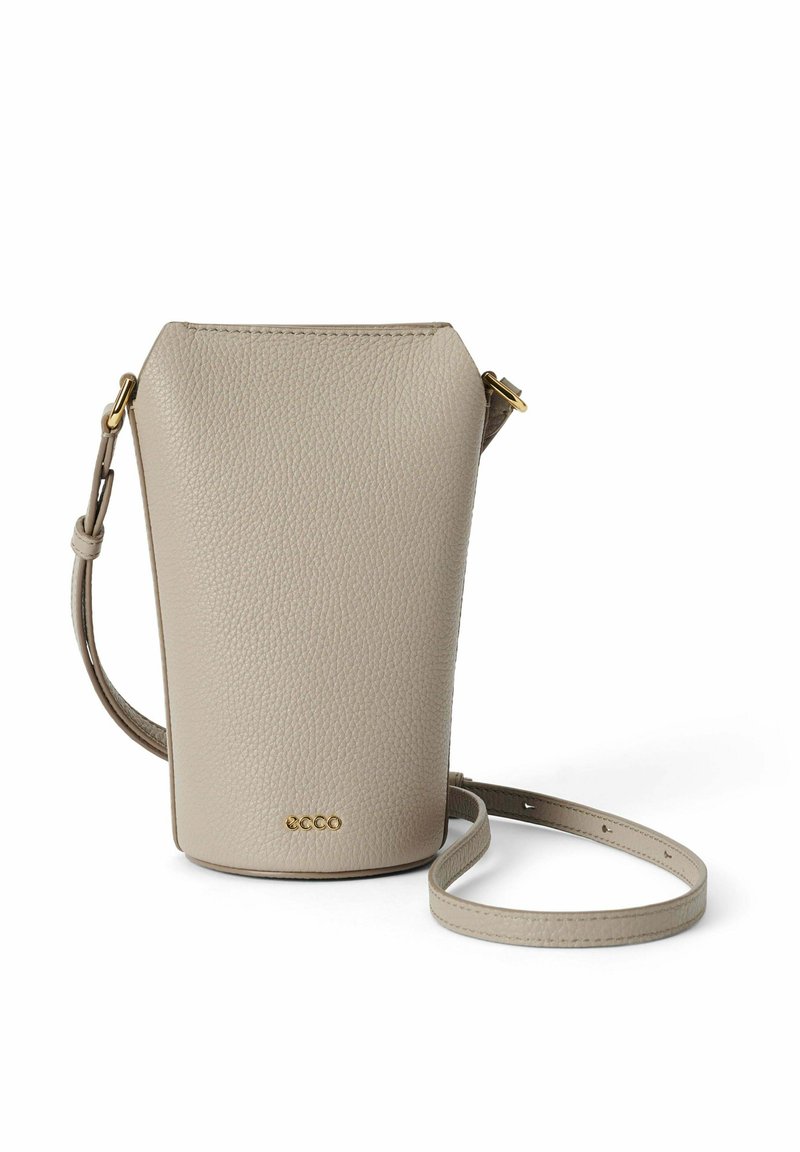Beige læder crossbody taske med en struktureret form, tekstureret overflade, guldfarvet hardware og en tynd justerbar rem. Har en afrundet bund.