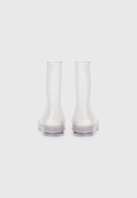 Bottes en caoutchouc transparentes, montant jusqu'au genou, au design épuré, avec une tige transparente et une semelle solide et translucide. Aucun accent ni motif supplémentaire.