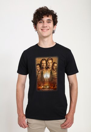 Schwarzes Baumwoll-T-Shirt mit einem farbenfrohen Motiv mehrerer Figuren mit Flügeln und Flammen, unten mit der Aufschrift "SUPERNATURAL".