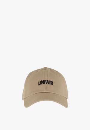 Beige baseballcap med buet brem og svart brodert tekst "UNFAIR" på frontpanelet.