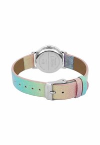 Regenbogenfarbener Lederarmband mit glatter Textur, Edelstahlrücken und poliertem Schnallenverschluss. Verfügt über einen Farbverlaufseffekt.