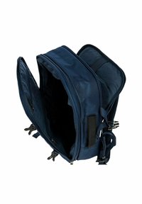 Zaino blu navy con un esterno testurizzato, doppie cerniere e spallacci regolabili. L'interno è spazioso con una fodera a motivo.