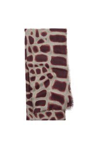 Lekki szalik z wzorem w żyrafy w burgundowym kolorze na beżowym tle. Krawędzie są frędzlaste. Prostokątny kształt.
