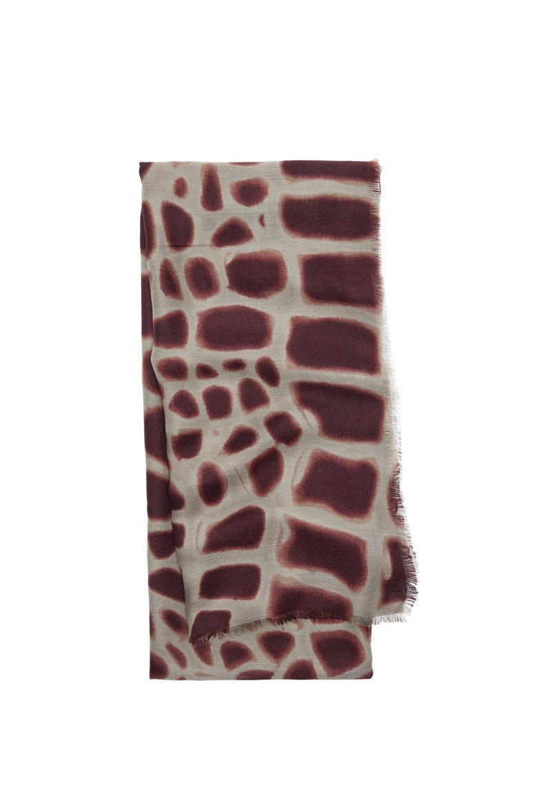 Lekki szalik z wzorem w żyrafy w burgundowym kolorze na beżowym tle. Krawędzie są frędzlaste. Prostokątny kształt.