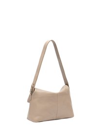 Beige Leder-Schultertasche mit einem einstellbaren Tragegurt; glatte Textur, abgerundete Form und genähte Akzente an den Seiten.