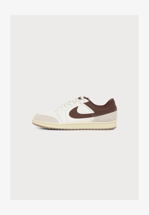 Jordan, AIR SKYLINE LOW UNISEX - Sneakers basse - sail/fauna brown/light orewood brown/muslin/gum med brown