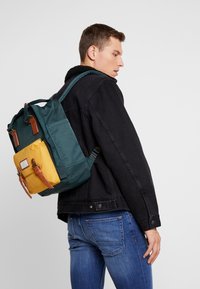 Doughnut MACAROON BACKPACK UNISEX - Mochila - slate green/yellow