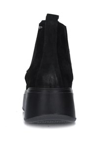 Stivali ankle in suede nero con punta tonda e suola in gomma liscia. Presentano un pratico tassello sul retro e dettagli cuciti lungo i lati.