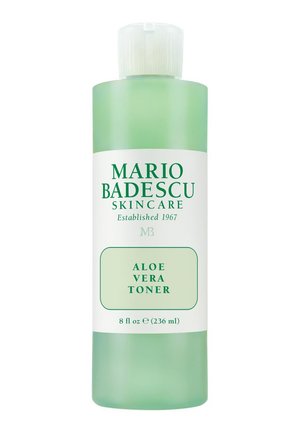 Tonik Aloe Vera Mario Badescu w zielonej plastikowej butelce o pojemności 8 fl oz (236 ml), z białą etykietą i zielonym tekstem.