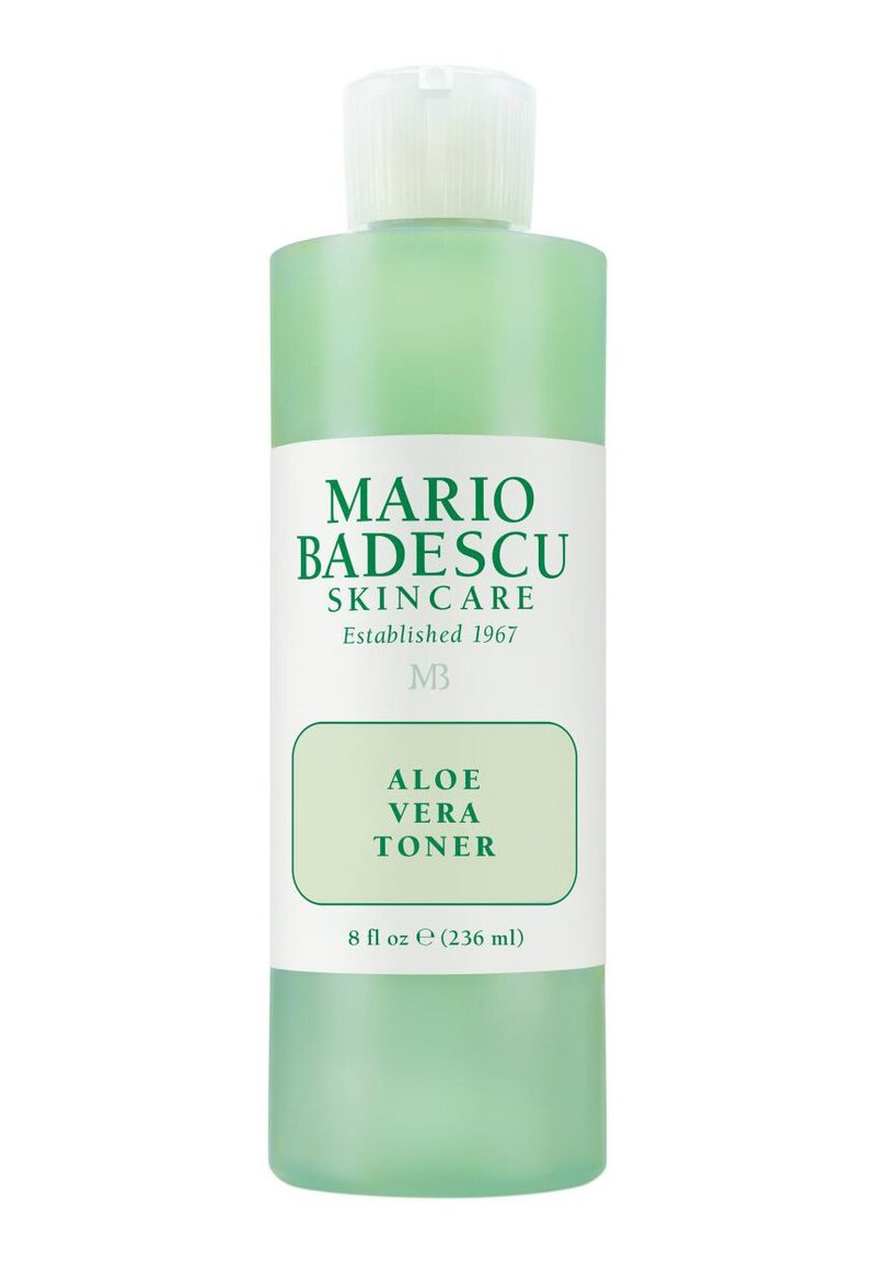 Tonik Aloe Vera Mario Badescu w zielonej plastikowej butelce o pojemności 8 fl oz (236 ml), z białą etykietą i zielonym tekstem.