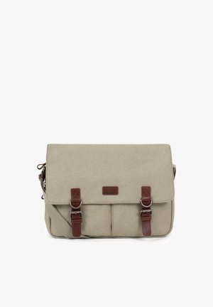 Sac messager en toile beige avec deux sangles en cuir marron à boucle et une bandoulière réglable.