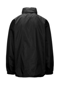 Veste noire imperméable avec un col haut, des poignets élastiques et une coupe ample. Texture lisse, conçue pour faciliter les mouvements.