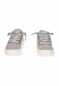 Sneaker in suede grigio con suole in gomma bianca, punta tonda e piattaforma chunky. Presentano lacci grigi e occhielli in metallo per una chiusura sicura.