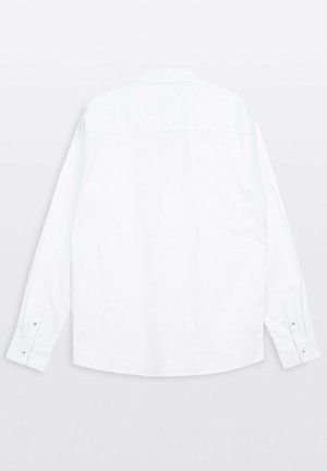 Biała koszula na długi rękaw rozłożona na płasko, pokazująca tył, z klasycznym kołnierzem i mankietami zapinanymi na guziki.