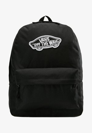 Mochila de tela negra con un gran logotipo bordado de "VANS" y un diseño de coche en la parte frontal, compartimento principal con cremallera y bolsillo frontal.