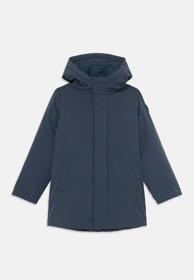 Jūras zilas pildītas ziemas jaka ar kapuci, garām piedurknēm, priekšējiem kabatām un noslēptu priekšējo rāvējslēdzēju un slēgšanas pogām.