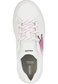 Vit sneaker med rosa snören och en rosa blixtformad design. Den har ett andningsbart meshtyg och en platt gummisula. Geox-logotypen är synlig.