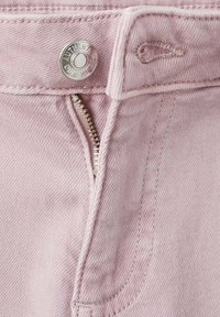 Pantalones de mezclilla en color rosa claro que cuentan con cremallera, cierre de botón plateado y detalles bordados cerca de la cintura y los bolsillos.