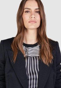 Marc Aurel Kurzmantel - black varied