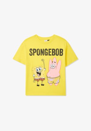 Żółta bawełniana koszulka z graficznym nadrukiem dwóch postaci z kreskówek, Spongeboba i Patryka, z czarnym napisem "SPONGEBOB."