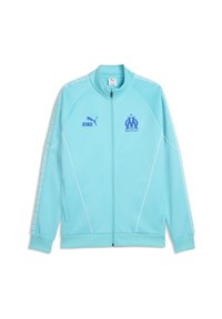 Chaqueta azul claro con cremallera, hecha de tela suave. Presenta detalles en blanco, logotipo en el frente y cinta con patrón a lo largo de las mangas.