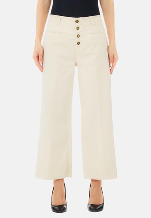 Pantaloni a gamba larga beige con vita alta, dotati di chiusura frontale a cinque bottoni e due tasche laterali. Tessuto liscio con un design strutturato.