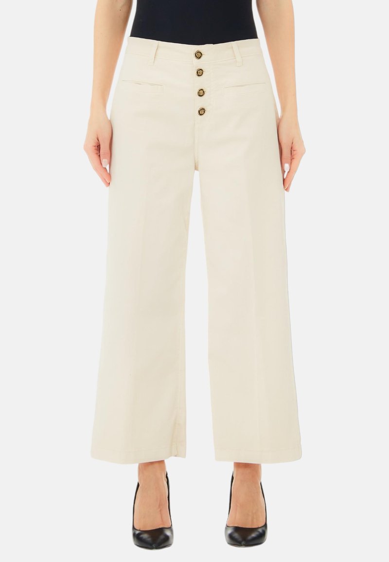 Pantaloni a gamba larga beige con vita alta, dotati di chiusura frontale a cinque bottoni e due tasche laterali. Tessuto liscio con un design strutturato.