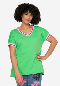 Grøn V-hals T-shirt med korte puffærmer og kontrastfarvet pink og hvid stribet trim. Blødt stof og afslappet pasform, velegnet til afslappet brug.