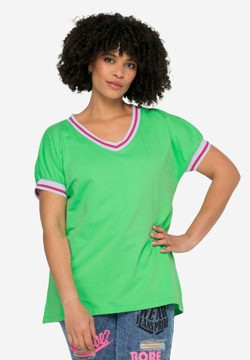 Grøn V-hals T-shirt med korte puffærmer og kontrastfarvet pink og hvid stribet trim. Blødt stof og afslappet pasform, velegnet til afslappet brug.