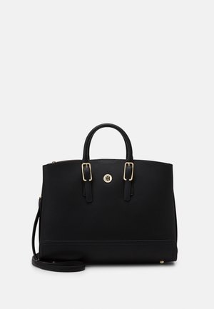 Schwarze strukturierte Handtasche mit zwei Griffen, verstellbarem Schulterriemen und goldfarbenen Beschlägen mit rundem Logoemblem in der Mitte vorne.