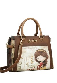 Bolso marrón con asas cortas y correa para el hombro, decorado con una niña de dibujos animados, una columna clásica y el texto "conócete a ti mismo."