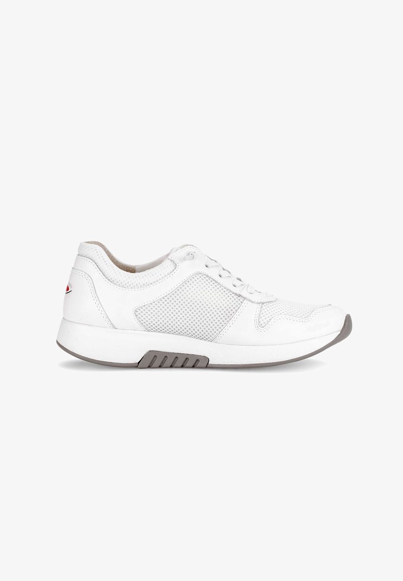 Baskets blanches de sport avec des panneaux en mesh et une semelle grise, présentées de profil sur un fond blanc.